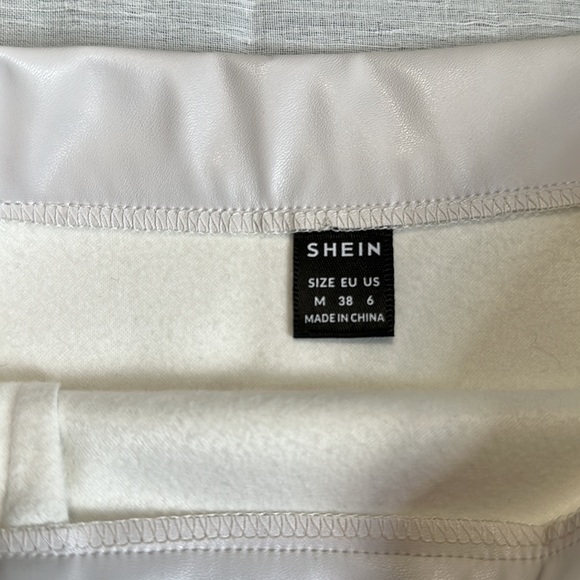 Faux leather cream/ white skirt - size medium / 6 - Picture 2 of 2